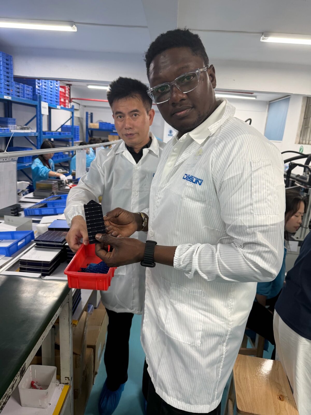 Contrôle de cellules photovoltaïques avec l’ingénieur du fabricant, en Chine